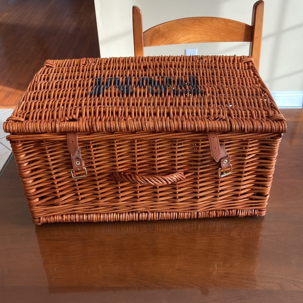 Vintage Wicker Suitcase with F & M logo in mint condition. - Picture 2 of 4